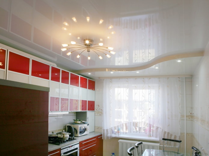 Plafond tendu blanc dans une cuisine