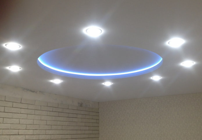 Structure de plafond tendu blanc avec rétroéclairage