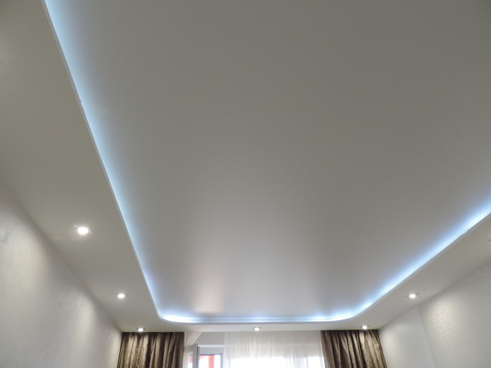 Structure de plafond tendu blanc avec rétroéclairage