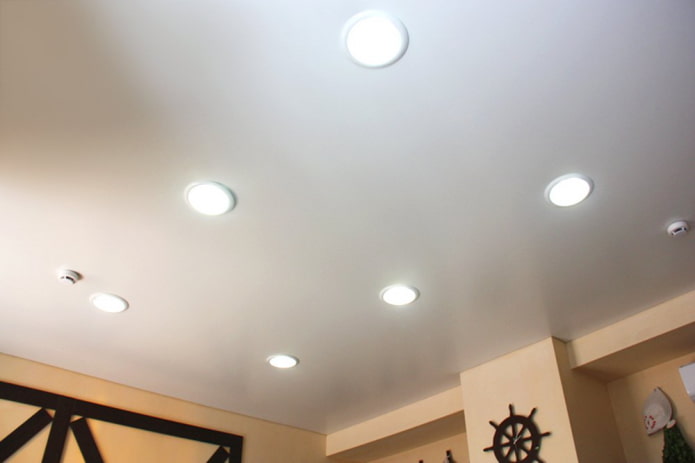 Plafond tendu blanc avec spots