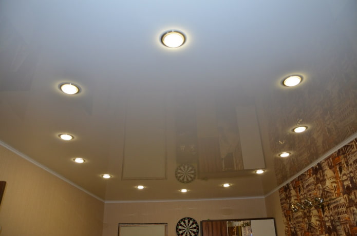 Plafond tendu blanc avec spots