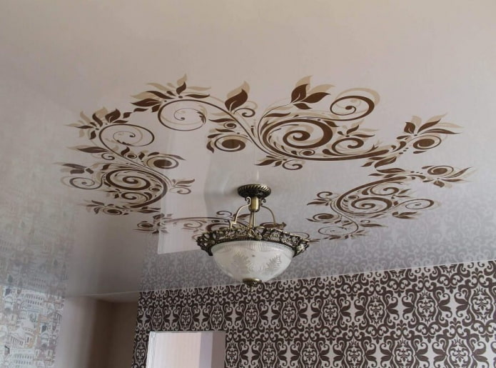 Plafond tendu blanc avec un lustre