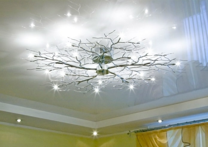 Plafond tendu blanc avec un lustre