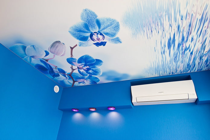 Structure de plafond tendu blanc et bleu