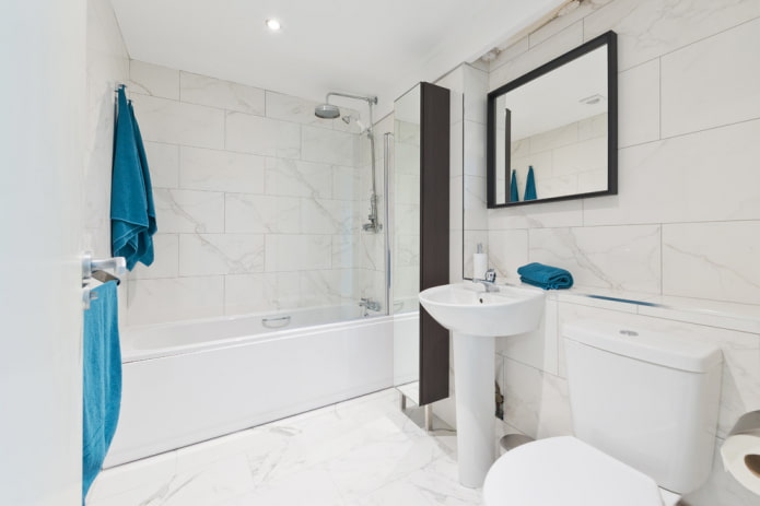 carrelage blanc au sol dans la salle de bain