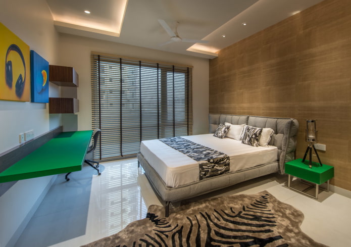 Chambre avec parquet blanc brillant
