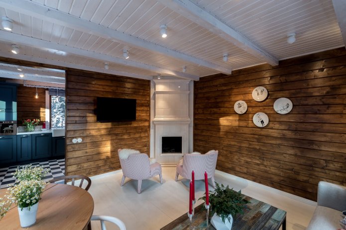 Murs marron et plafond blanc
