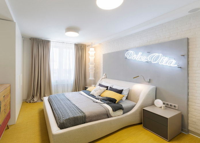 Sol jaune et plafond blanc