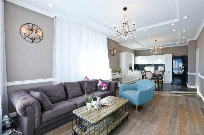 plafond en placoplâtre dans le salon combiné avec la cuisine