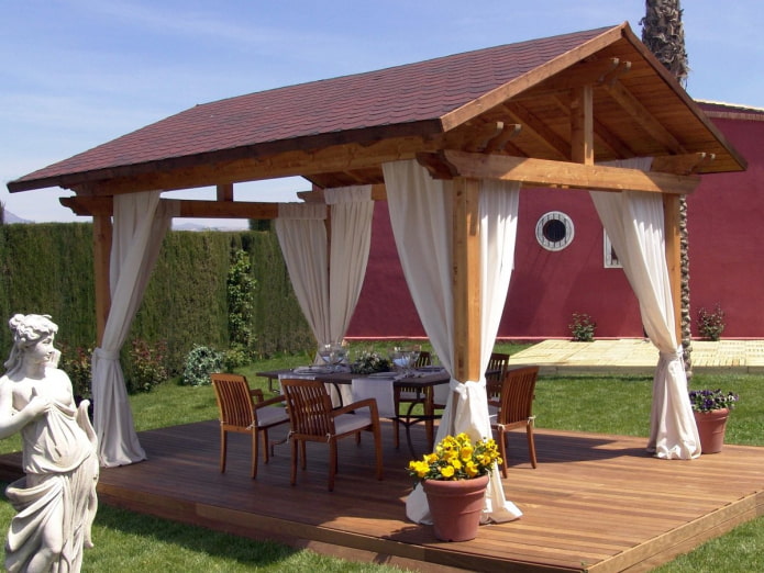 tonnelle ouverte au chalet d'été