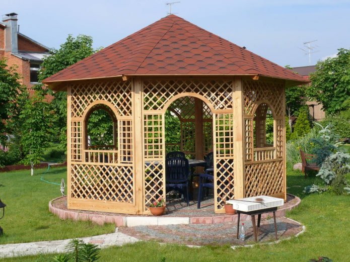 tonnelle à lattes dans le jardin