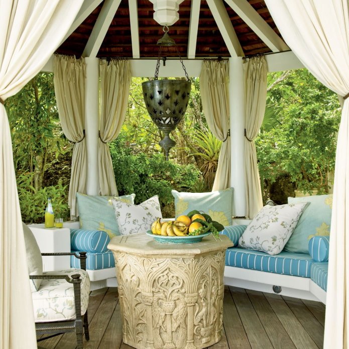 gazebo lumineux avec coussins