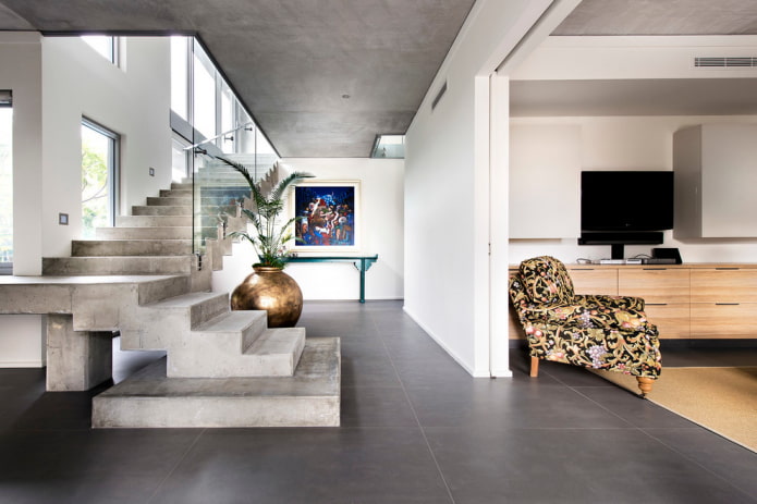 escalier en béton dans L'intérieur de la maison