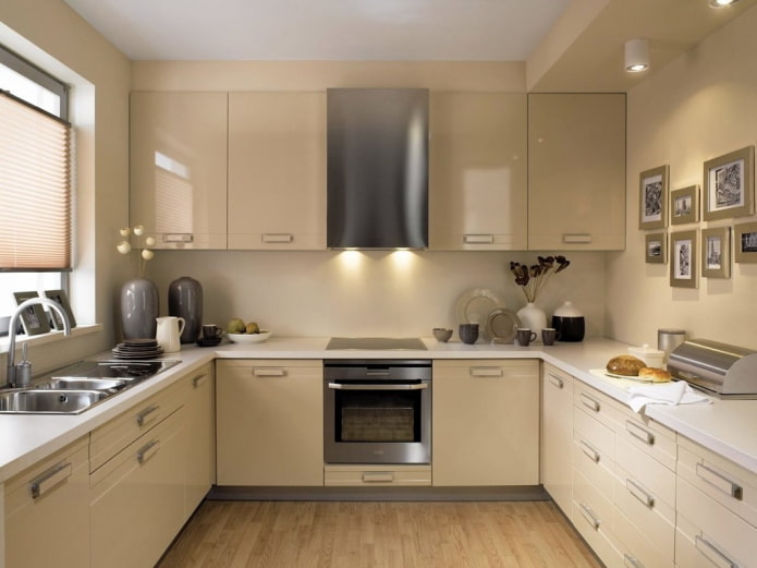 Meubles et appareils électroménagers dans une cuisine aux tons beiges