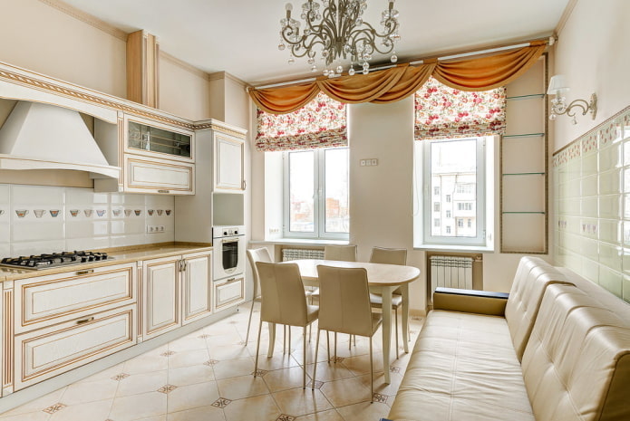 rideaux dans un intérieur de cuisine aux tons beiges