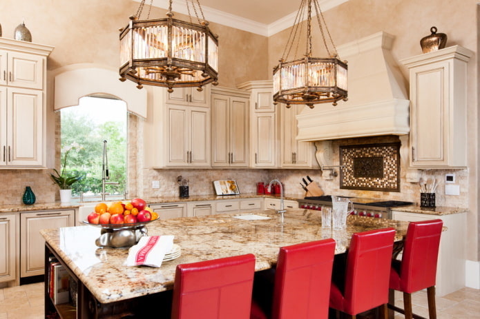 Intérieur de cuisine beige aux accents lumineux