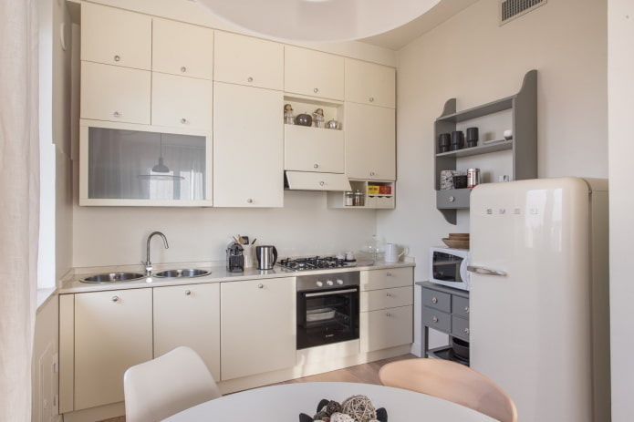 Meubles et appareils électroménagers dans une cuisine aux tons beiges