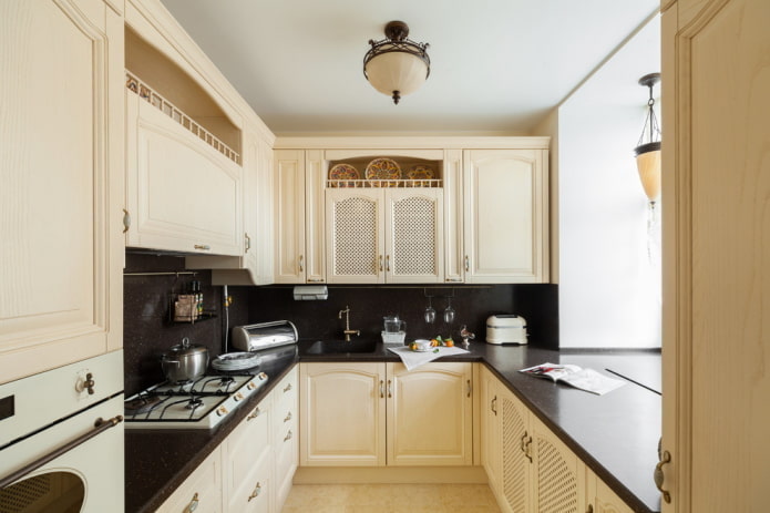 Intérieur de cuisine dans les tons beige et noir