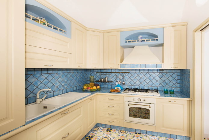 Intérieur de cuisine beige aux accents lumineux