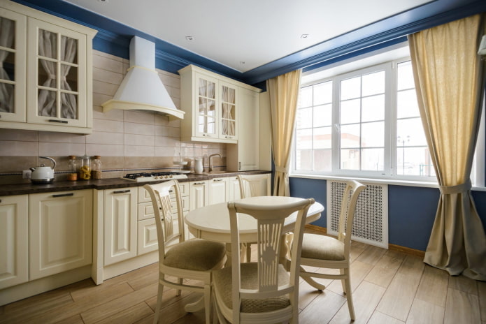 Intérieur de cuisine beige aux accents lumineux