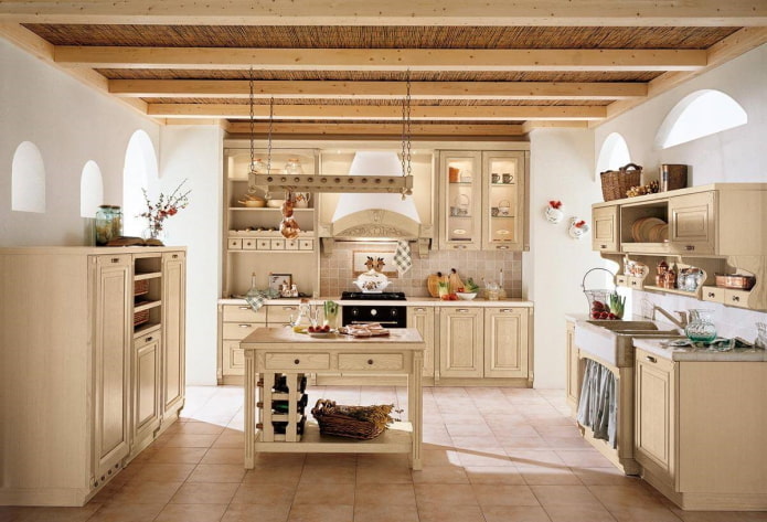 Intérieur de cuisine beige de style campagnard