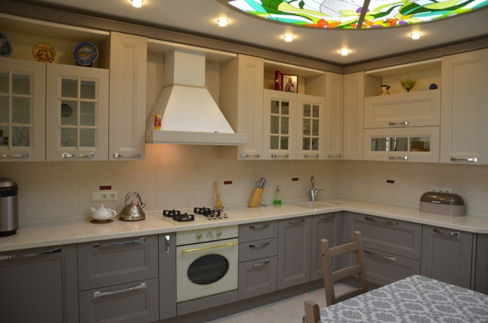 Intérieur de cuisine dans les tons gris-beige