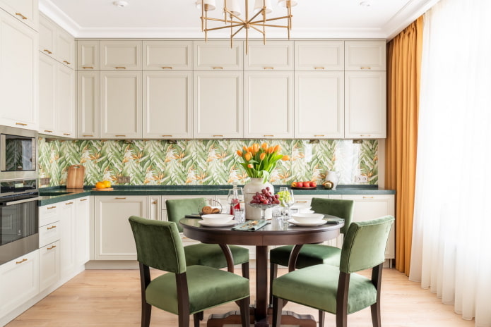 Intérieur de cuisine dans les tons beige et vert
