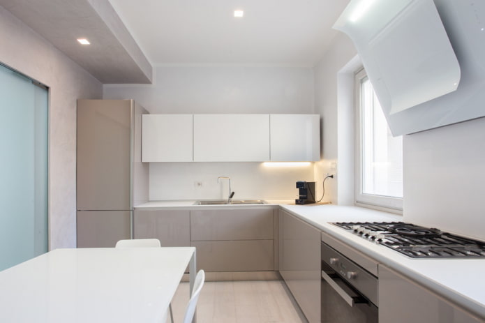 Intérieur de cuisine dans les tons blancs et beiges