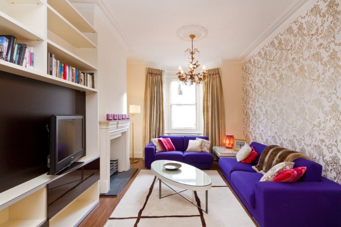 rideaux dorés avec papier peint beige dans le salon