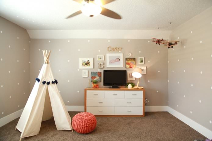 Papier peint beige à pois dans une chambre d'enfant