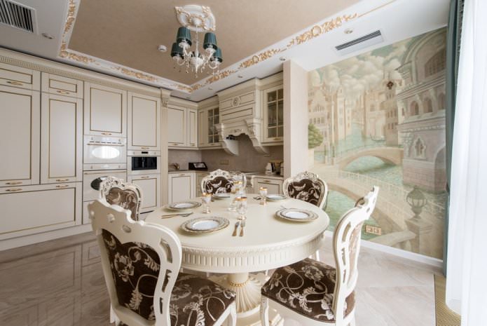 Plafond beige dans une cuisine de style classique
