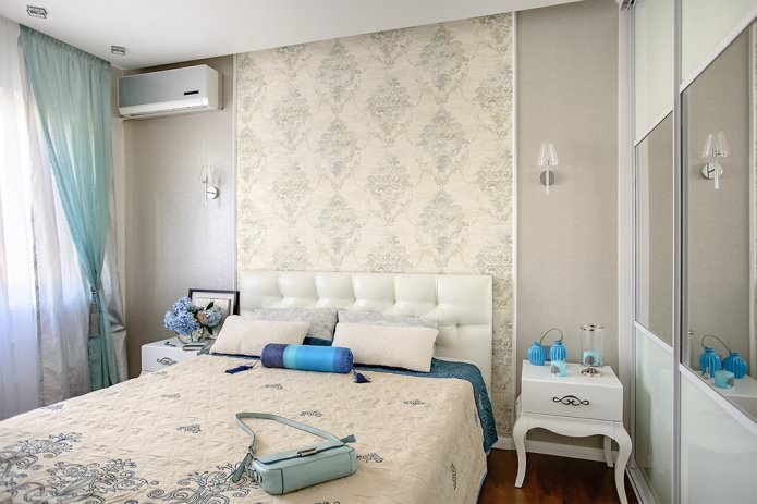 Papier peint beige combiné dans la chambre