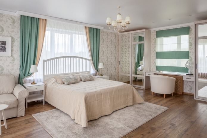 rideaux turquoise avec papier peint beige dans la chambre