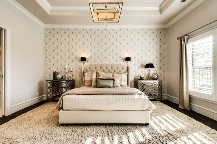Papier peint beige combiné dans la chambre