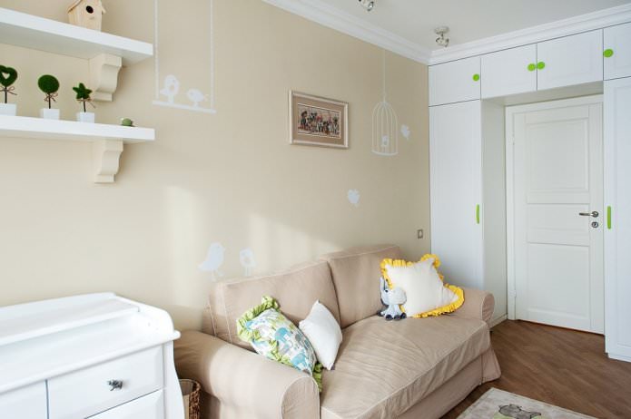 Papier peint beige à motifs dans une chambre d'enfant
