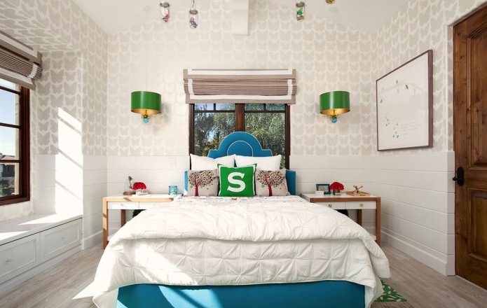 Papier peint beige à motifs dans la chambre