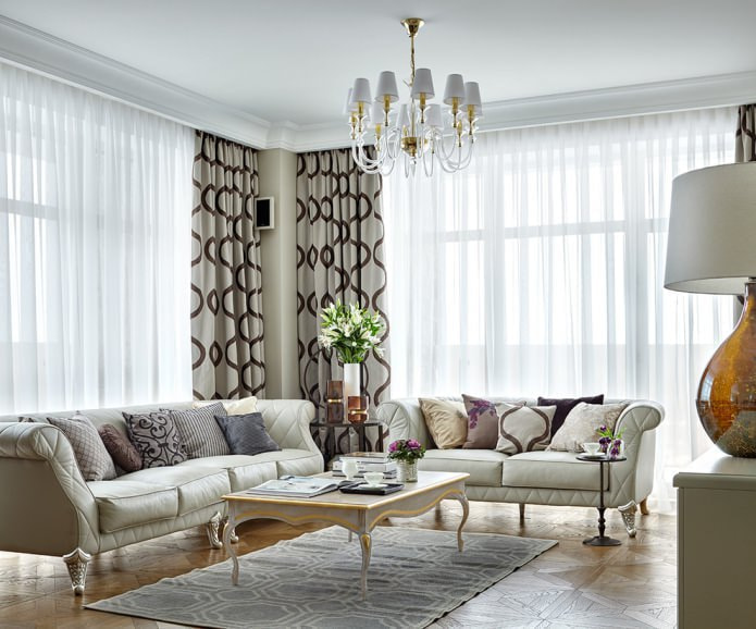 les motifs de rideaux s'accordent avec les motifs de coussins