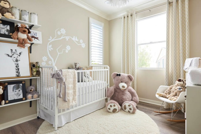 Motif géométrique sur les rideaux de la chambre de bébé