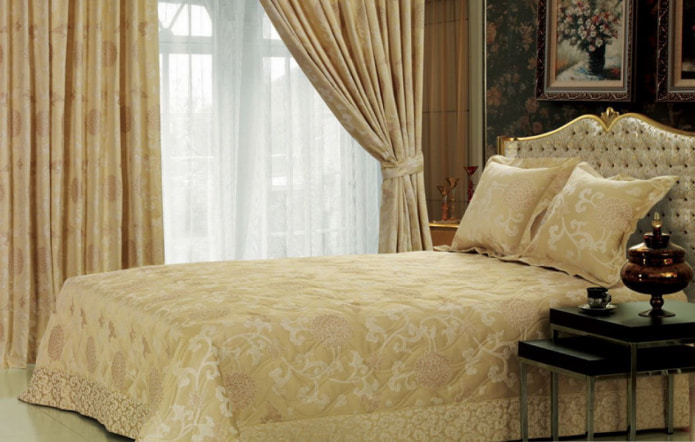 Rideaux en satin de la même couleur que le couvre-lit