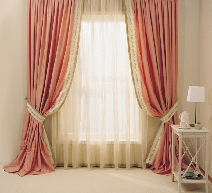 rideau beige avec rideaux roses