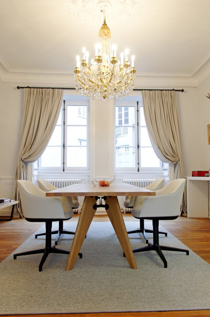 Salle à manger avec rideaux et porte-rideaux