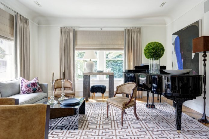intérieur classique avec stores romains et rideaux