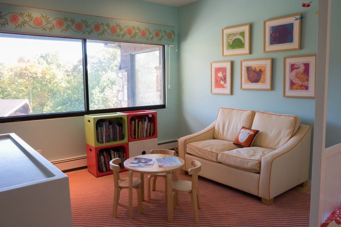 canapé dans une chambre d'enfant