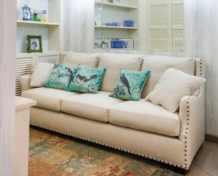 Canapé beige avec coussins turquoise