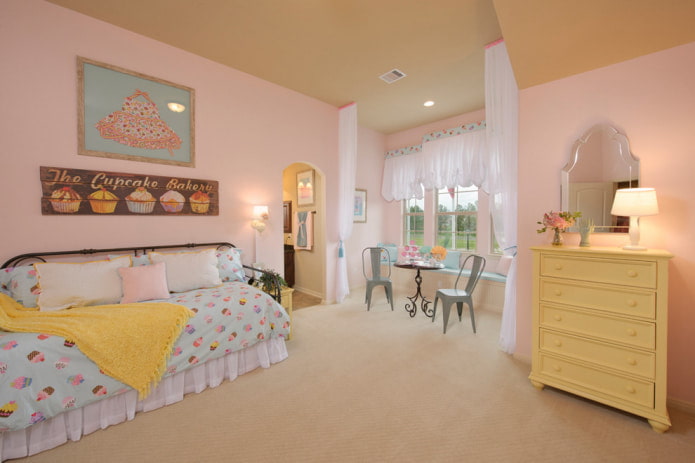 Murs roses et plafond beige