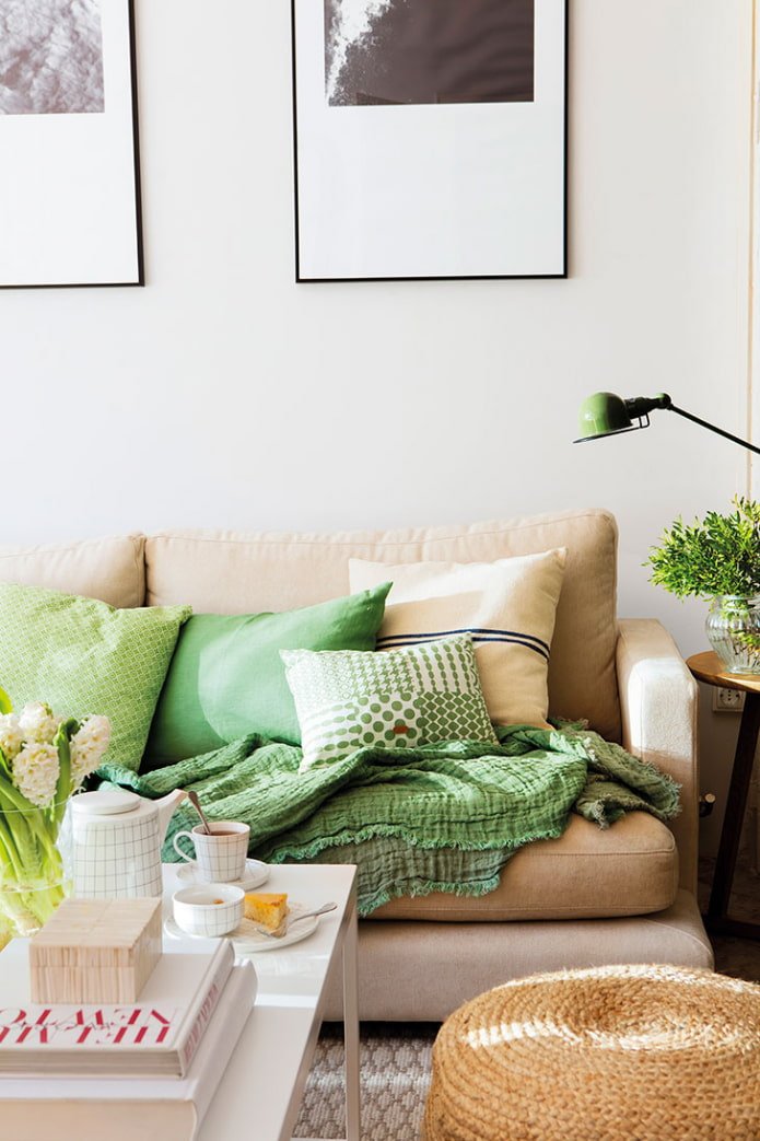 Canapé beige avec coussins verts