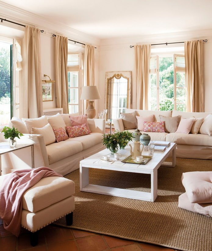 Accents roses à l'intérieur