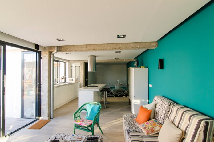 mur turquoise dans une pièce de style loft