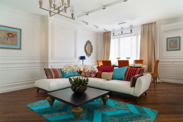 salon avec tapis et coussins turquoise