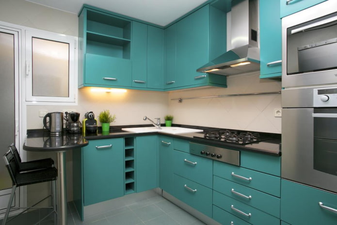 Cuisine design dans les tons gris et turquoise
